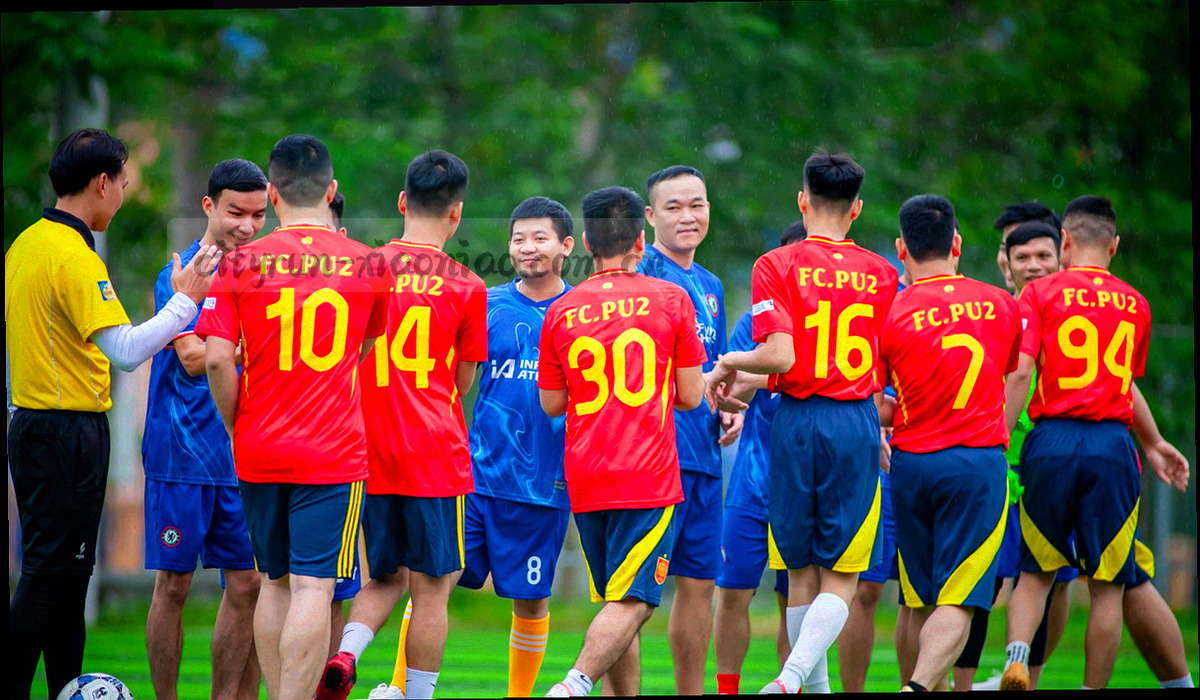 三段轨迹箭头连接三个节点图标，分别代表所在城市、习惯观看时段与偏好观看方式，配色为活力橙与荧光绿
